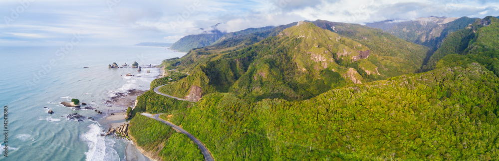 新西兰南岛西海岸鸟瞰图。