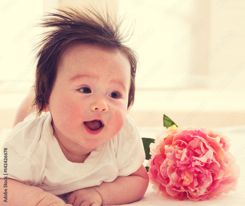 粉色花朵的快乐男婴