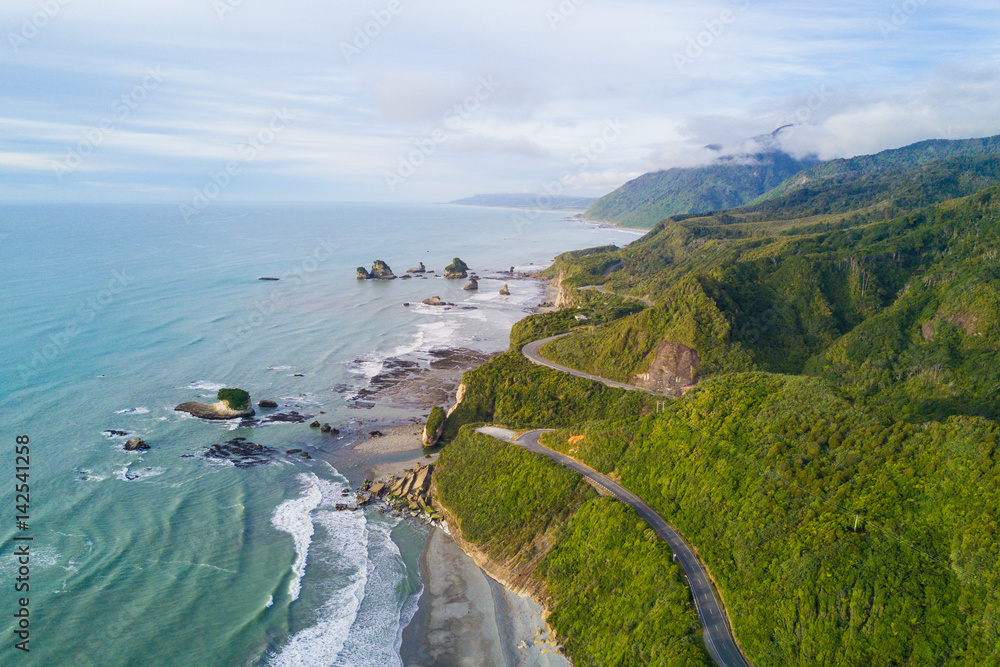 新西兰南岛西海岸鸟瞰图。