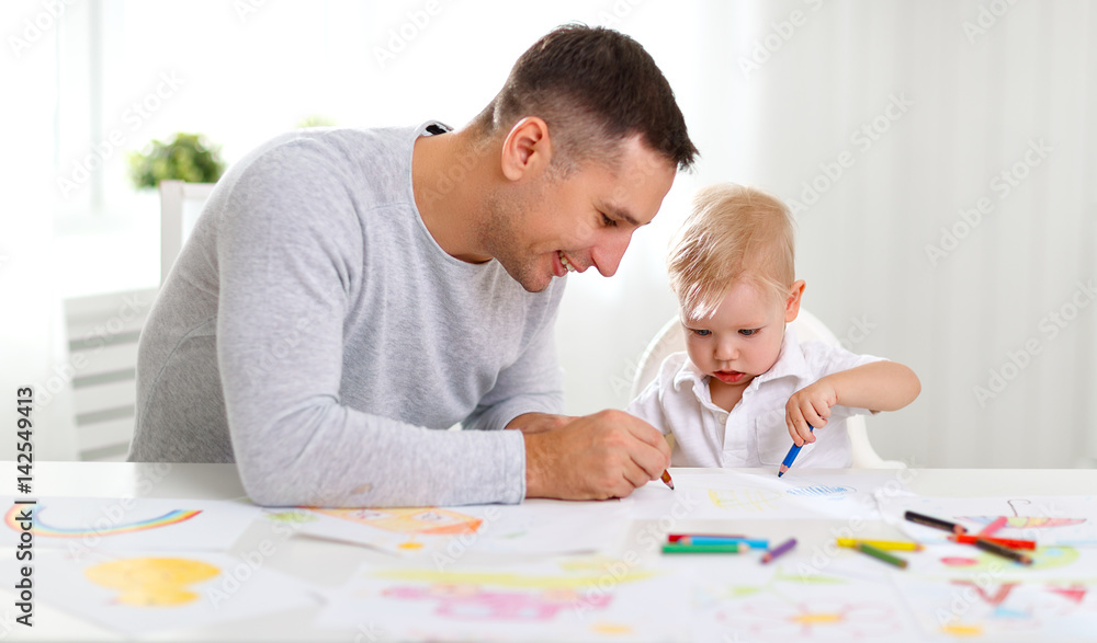 父亲和婴儿儿子一起画画