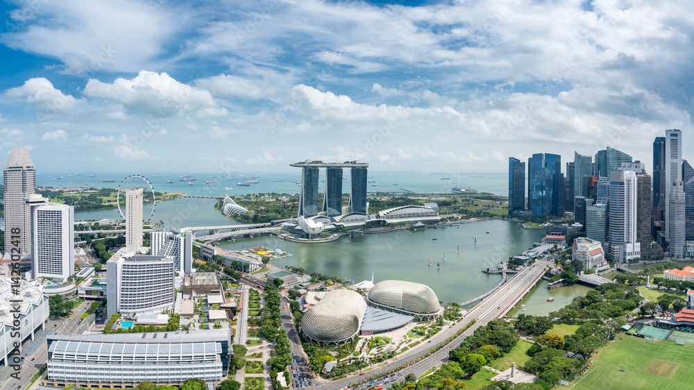 亚洲新加坡黄昏时分的新加坡商业区和城市鸟瞰图。