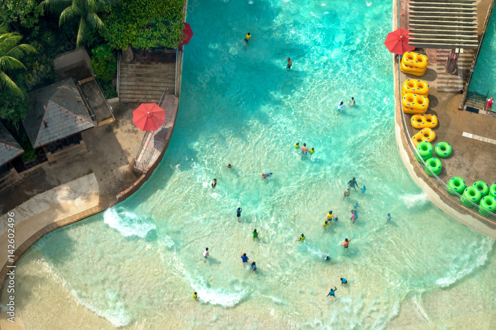 新加坡圣淘沙的水上公园俯视图，许多游客在游泳池玩得很开心。