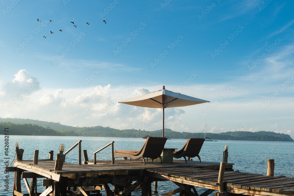 泰国普吉岛上的沙滩椅和雨伞。夏季、旅游、度假和度假概念