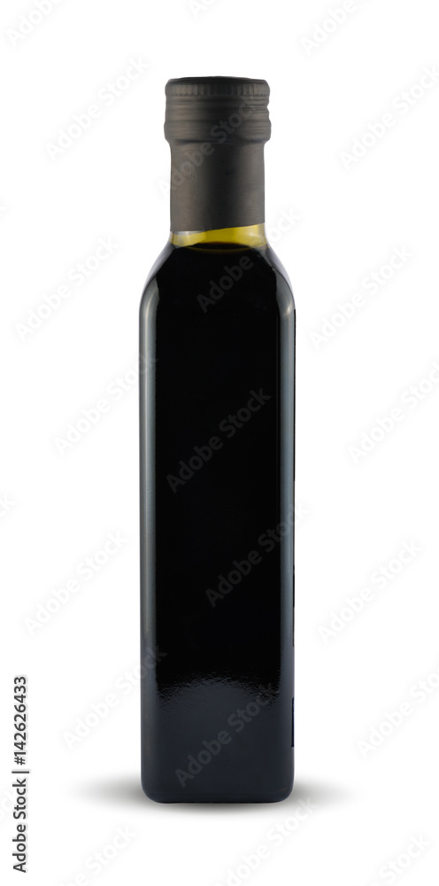 在白色背景上隔离的带有剪切路径的带有香脂酱的黑色瓶子