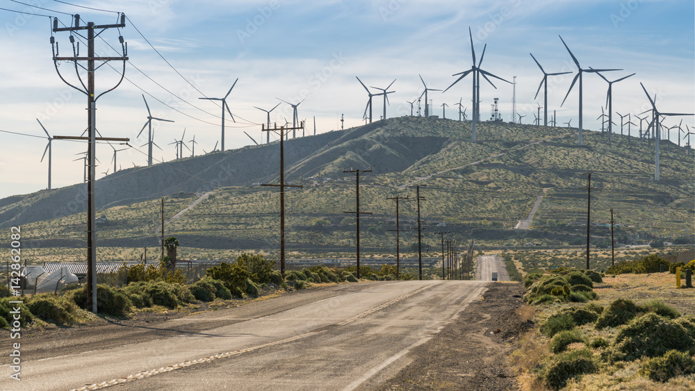 加州棕榈泉外沙漠中的风力涡轮机之路——可持续能源
