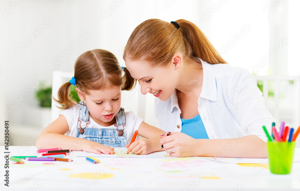 儿童女孩为母亲节画明信片