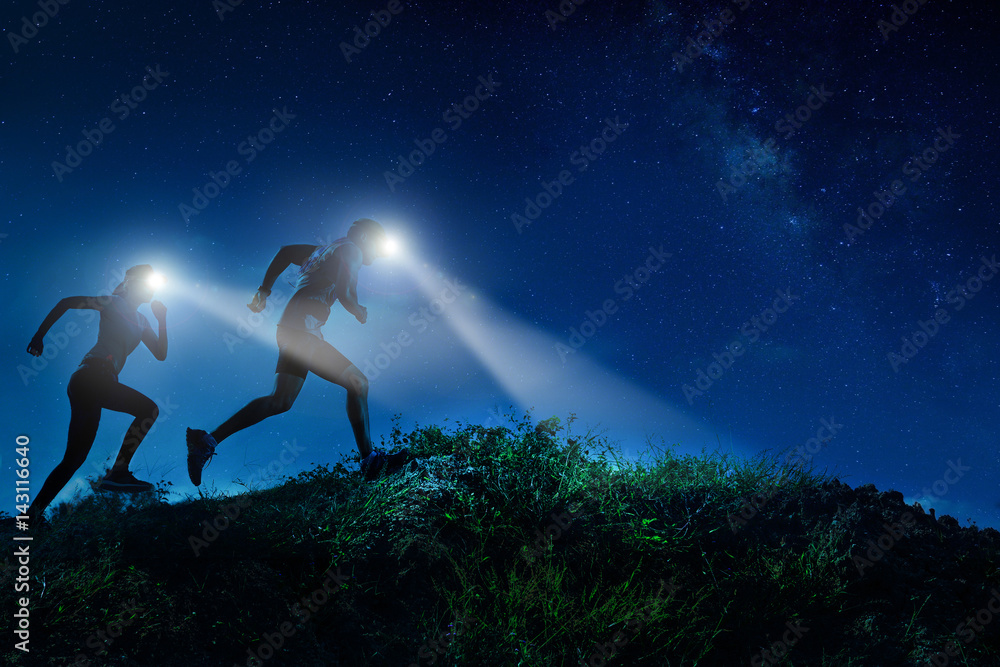 在夜晚的银河路上，男男女女在山上奔跑的夜行者