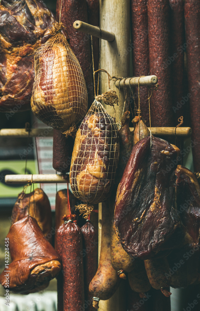周日在Szimp农贸市场上悬挂的各种传统匈牙利烟熏肉和香肠
