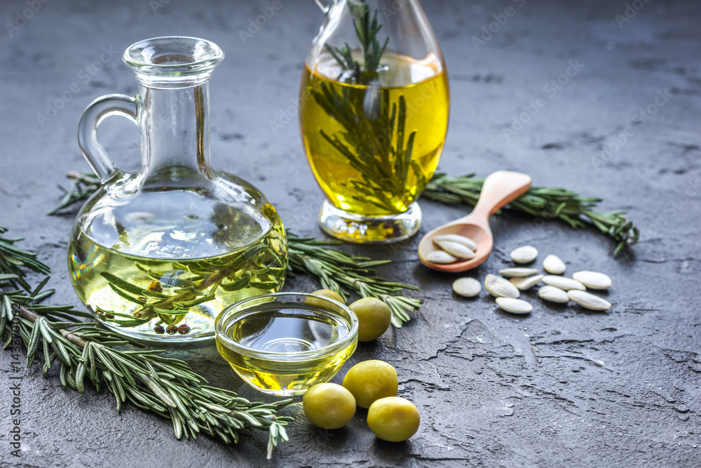 石桌背景橄榄油罐