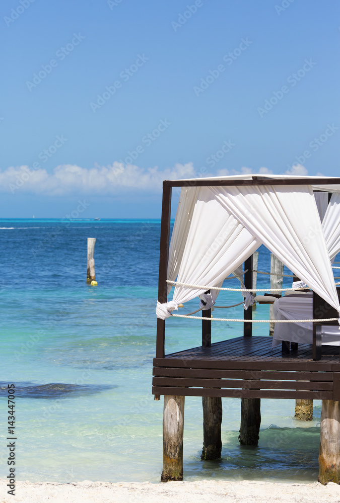 海滩上的木制露台。加勒比海的绿松石海水。私人场所。豪华度假酒店