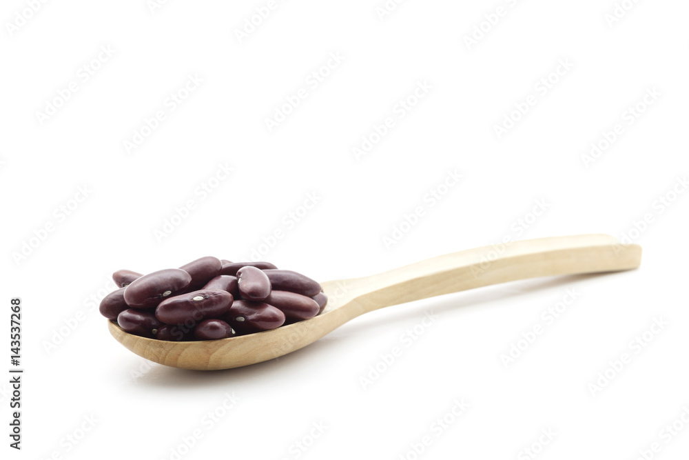 木勺上的红豆，白色背景。