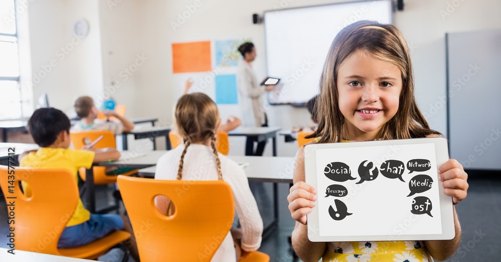 可爱女孩在课堂上用平板电脑展示符号