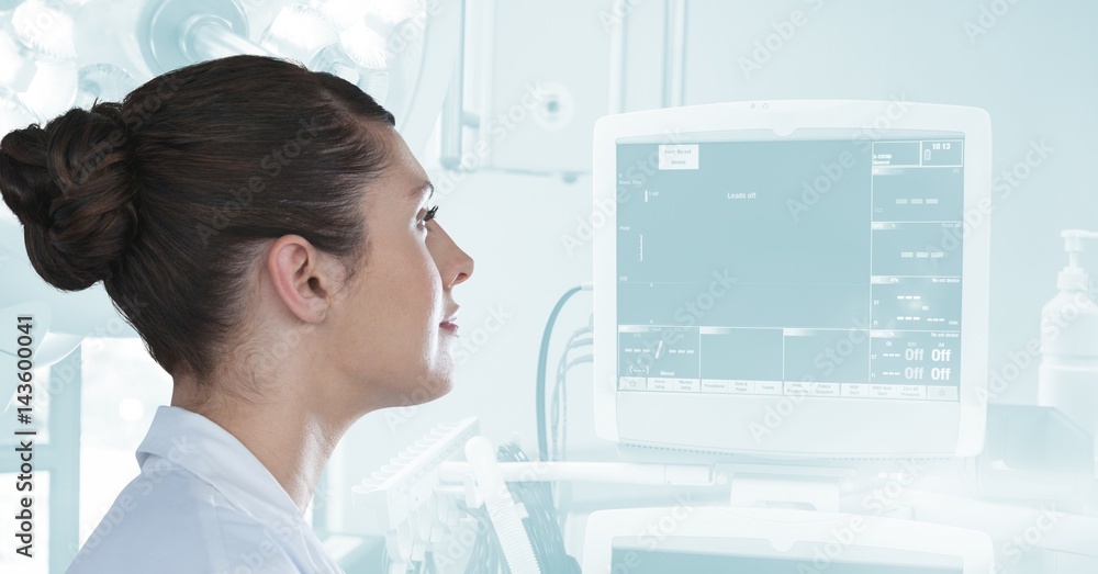 医生（女性）观察患者的脉搏