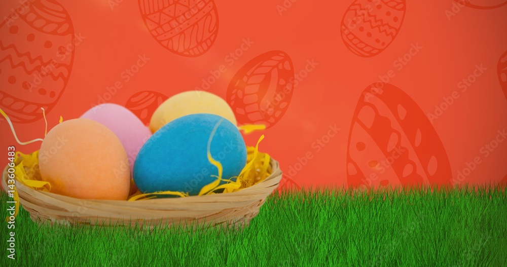 柳条篮子里五颜六色的复活节彩蛋的合成图像
