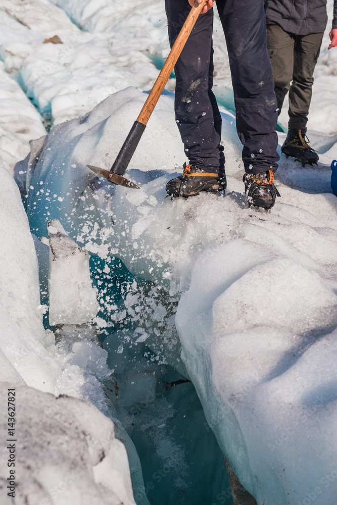 破冰指南，与导游一起使用冰镐穿过冰川隧道。福克斯冰川，