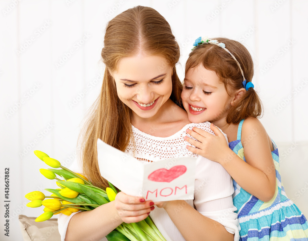 母亲节快乐！小女儿向妈妈们表示祝贺，并送给她明信片和鲜花