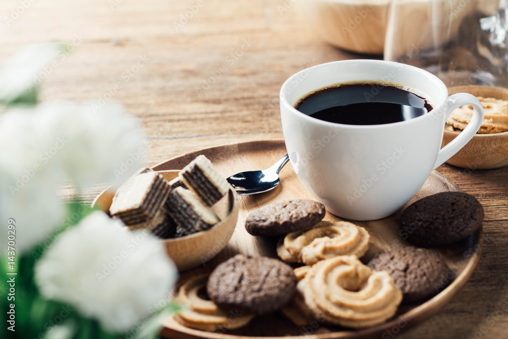 白杯黑咖啡配饼干和甜点