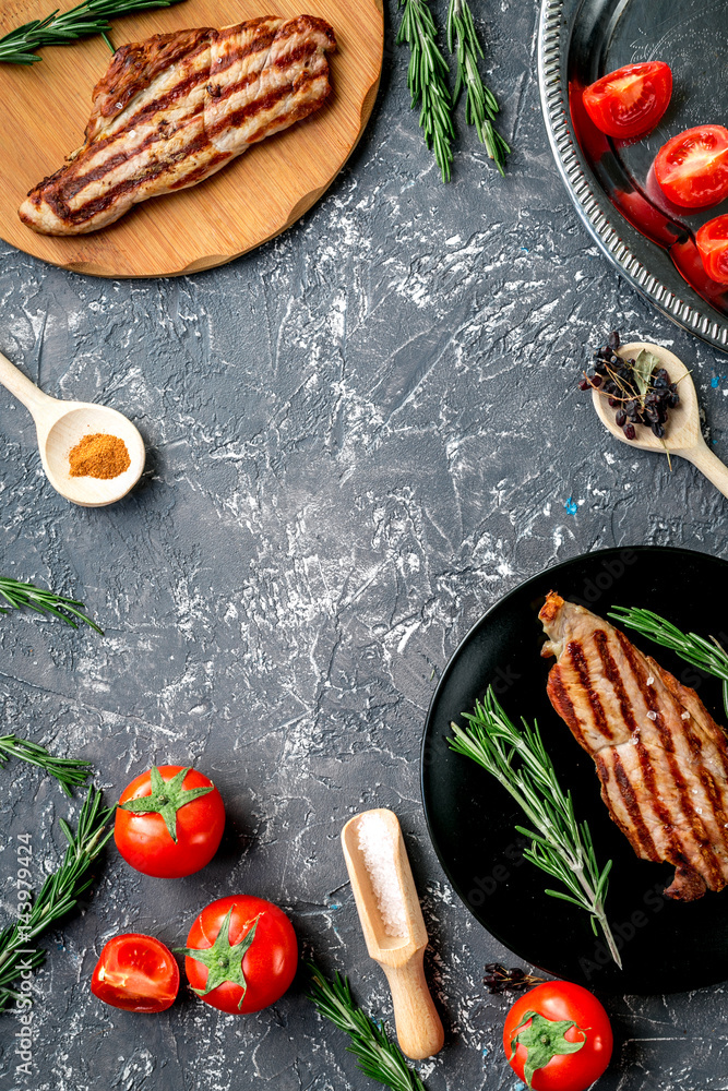 灰色背景上用肉和香料烹饪的牛排顶视图模型