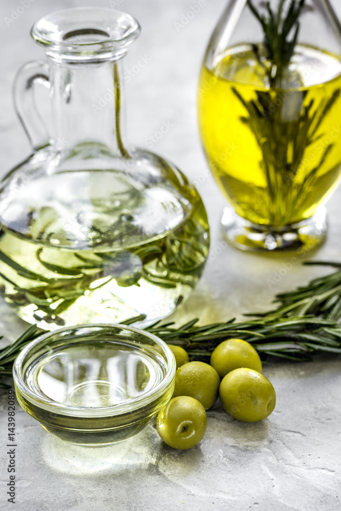 天然油概念，餐桌背景为新鲜橄榄