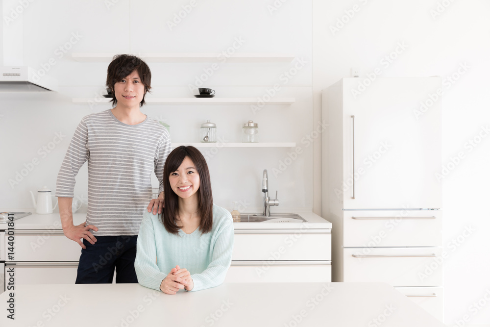 年轻的亚洲夫妇在厨房放松