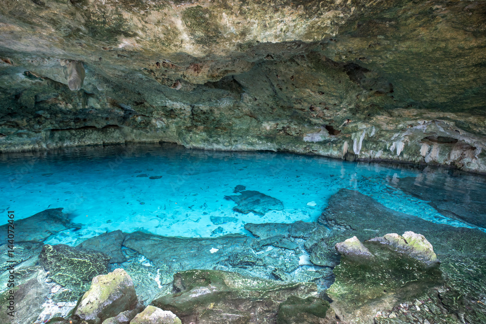 明亮的蓝色洞穴——石灰岩洞穴中的地下水坑。墨西哥图卢姆。