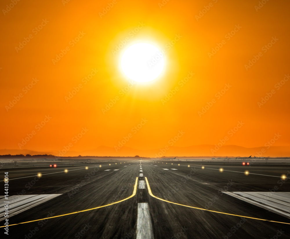 夕阳下有大太阳的机场跑道