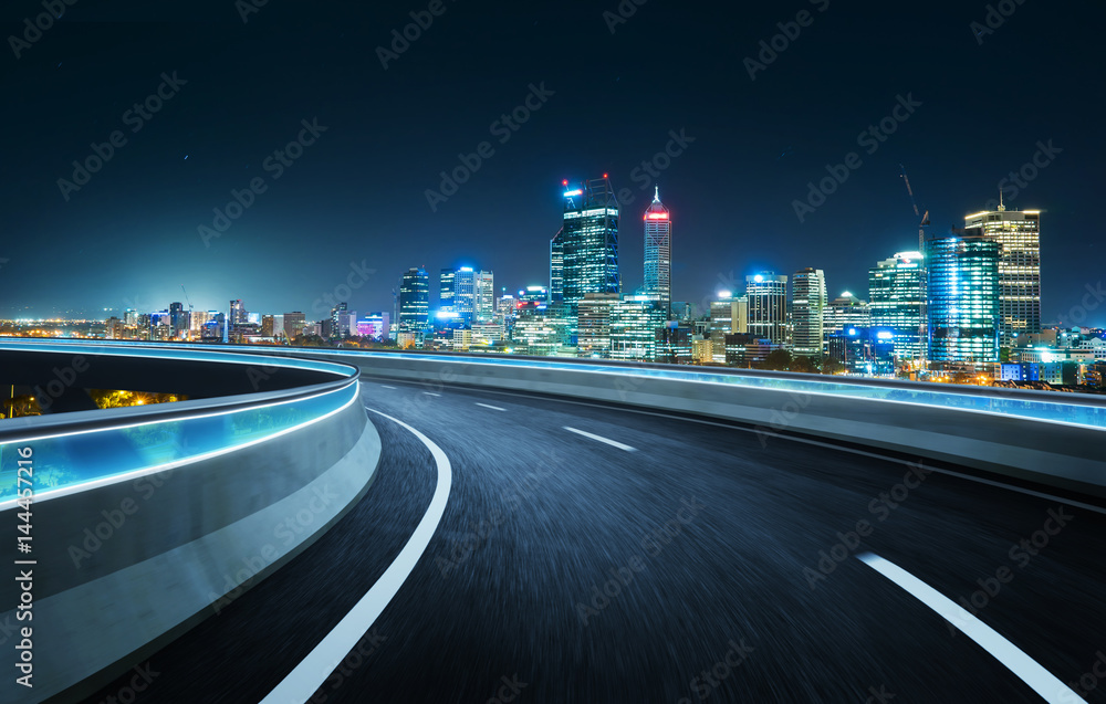 高速公路立交桥现代城市天际线背景。夜景。