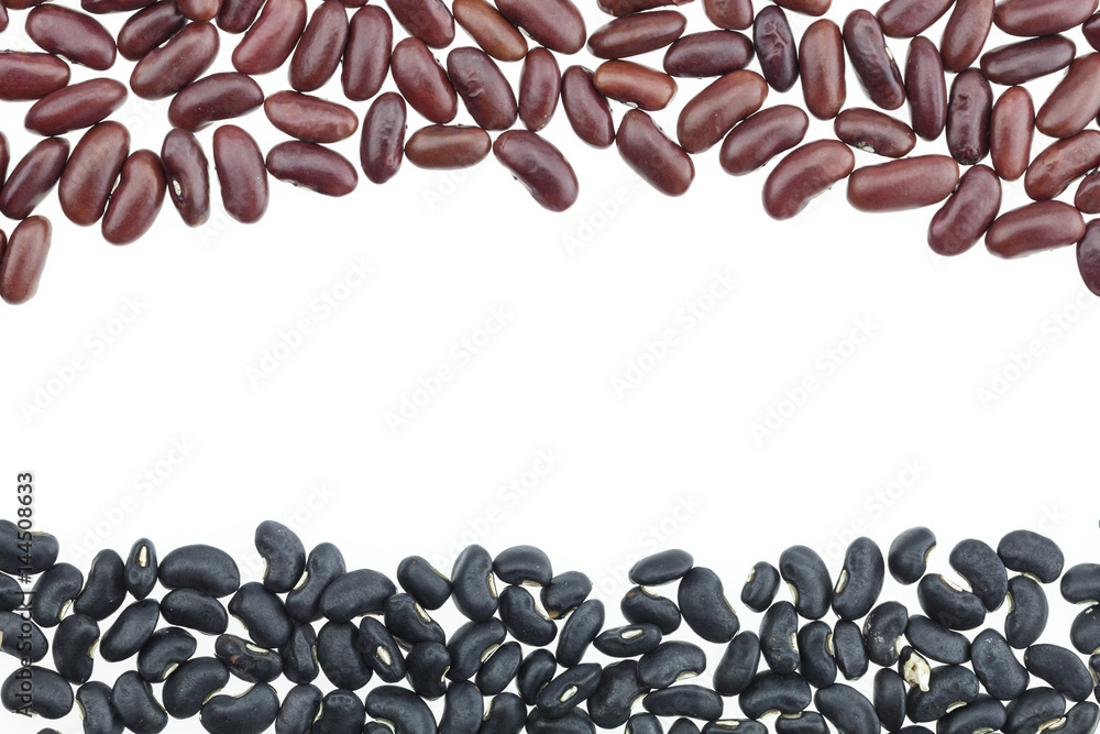 黑豆和红豆框架在白色背景上。