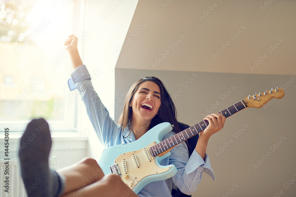 唱歌的女人用脚在桌子上弹吉他