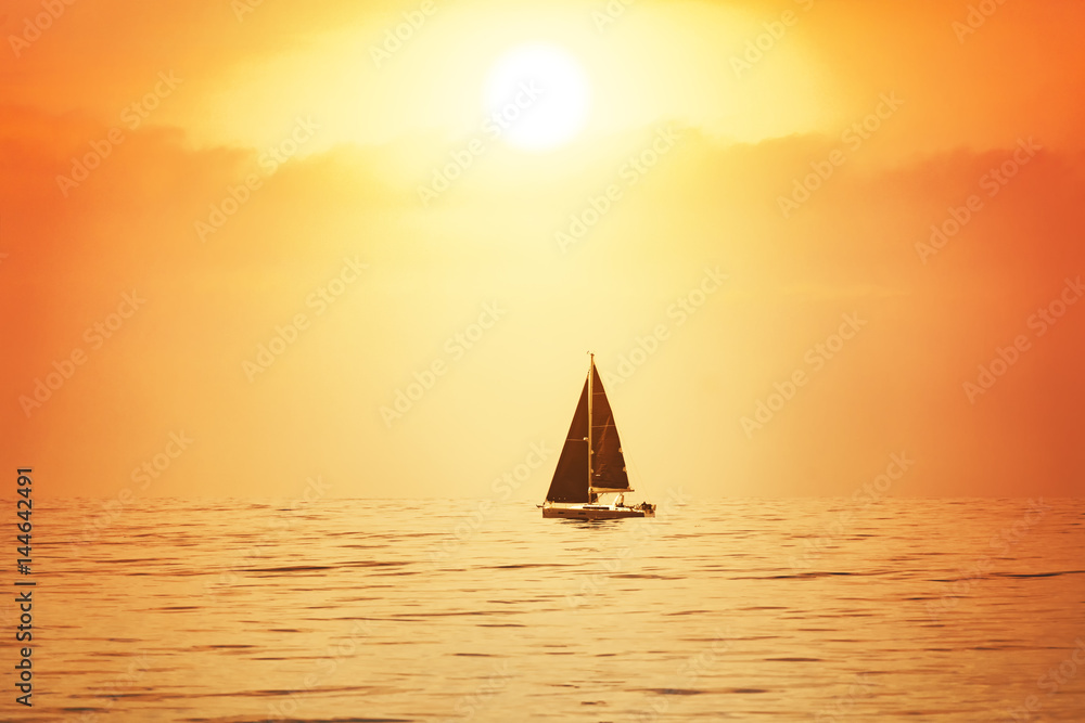 日落时的帆船