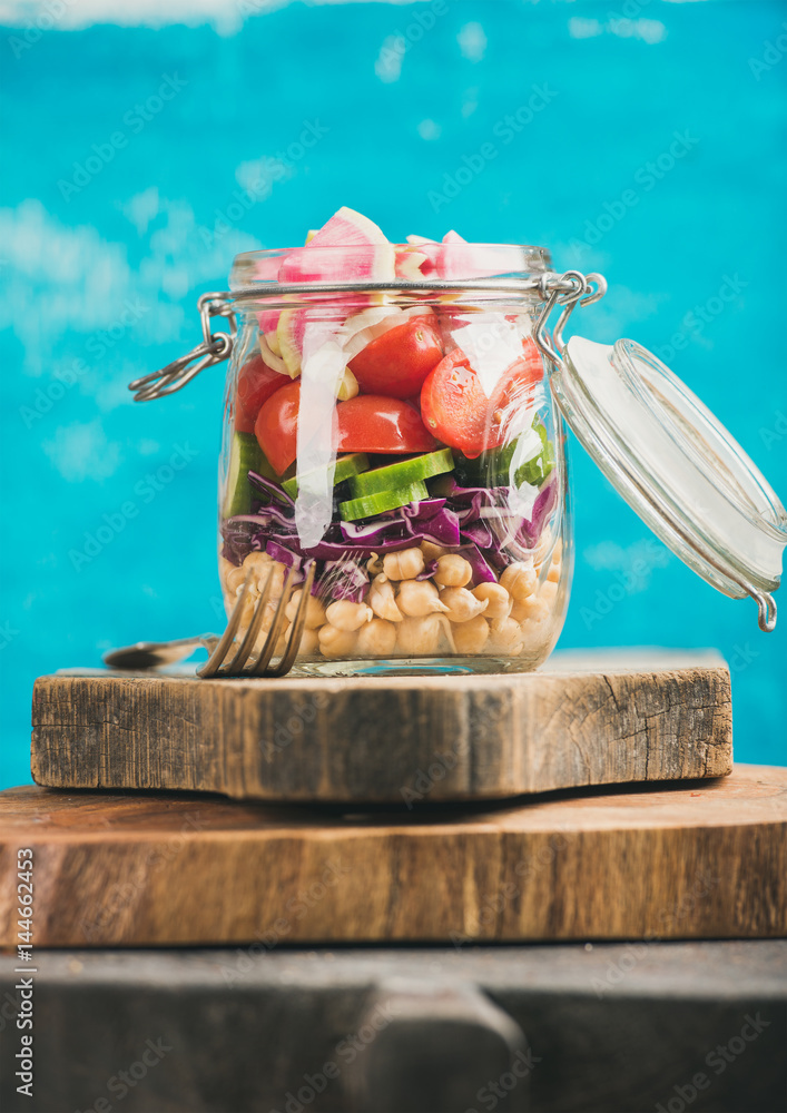 健康外卖午餐罐。木板上玻璃罐里的蔬菜和鹰嘴豆芽素食沙拉