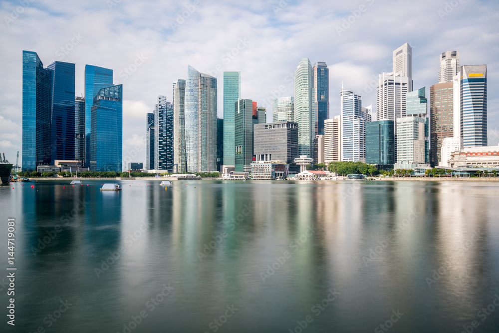 新加坡滨海湾的新加坡商业区，摩天大楼和倒影。