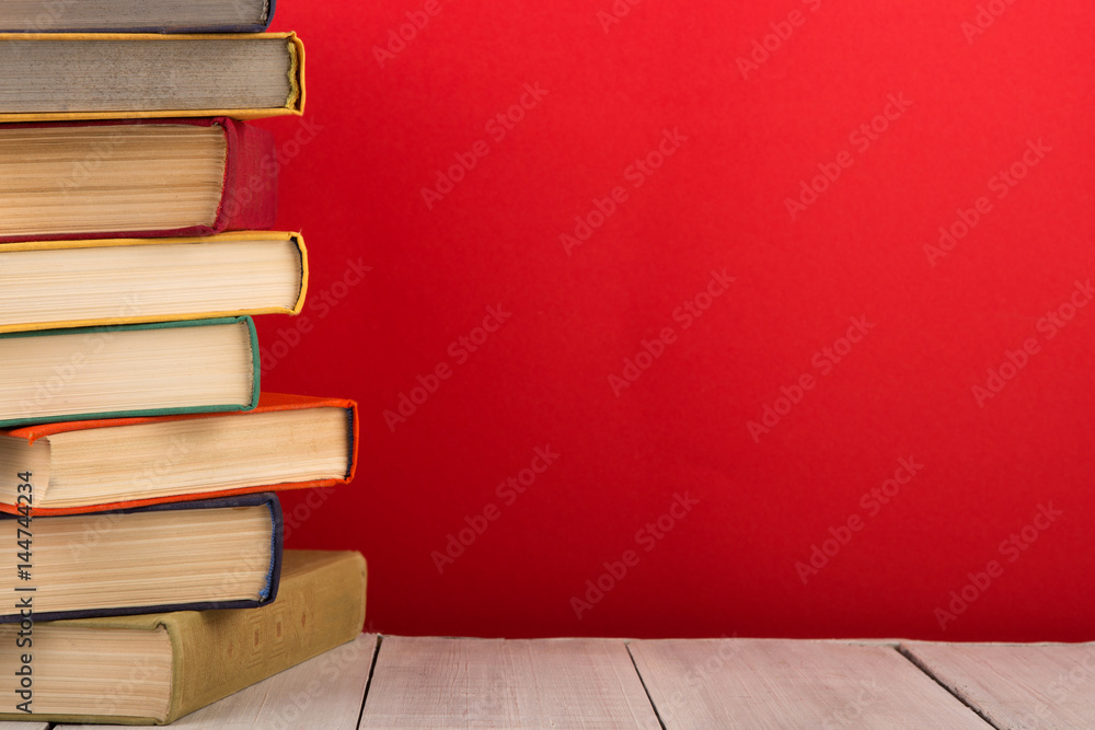 教育与智慧理念——木桌上的书籍，彩色背景