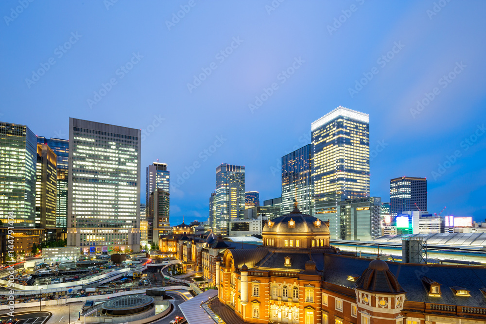 黄昏时东京中城的现代建筑