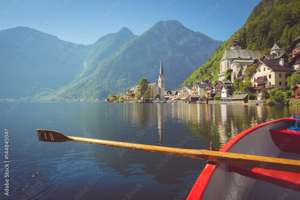 奥地利萨尔茨卡默古特地区夏季拥有传统划艇的哈尔斯塔特湖畔小镇
