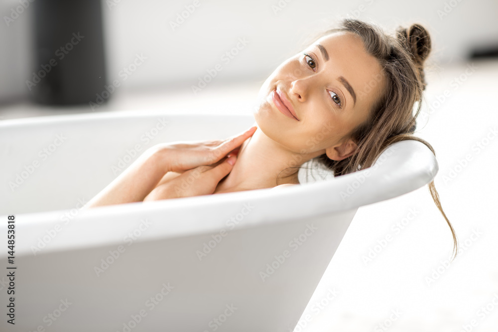 一位年轻女子在浴缸里放松的特写肖像