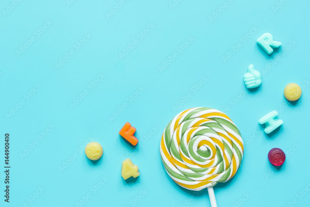 蓝色背景的糖果和糖果俯视模型