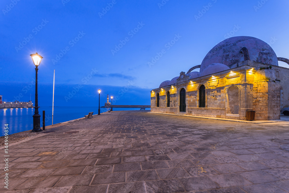 希腊克里特岛查尼亚港夜间的老清真寺