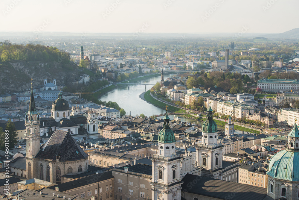 奥地利萨尔茨堡老城中心和城堡山上的河流美景