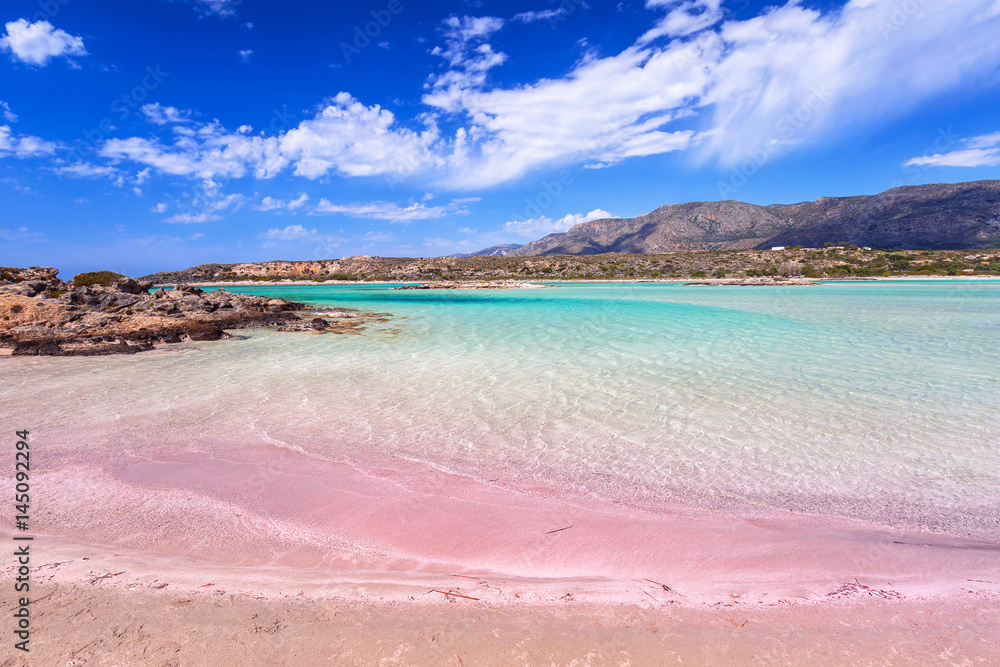 希腊克里特岛上的Elafonissi海滩，粉红色的沙滩
