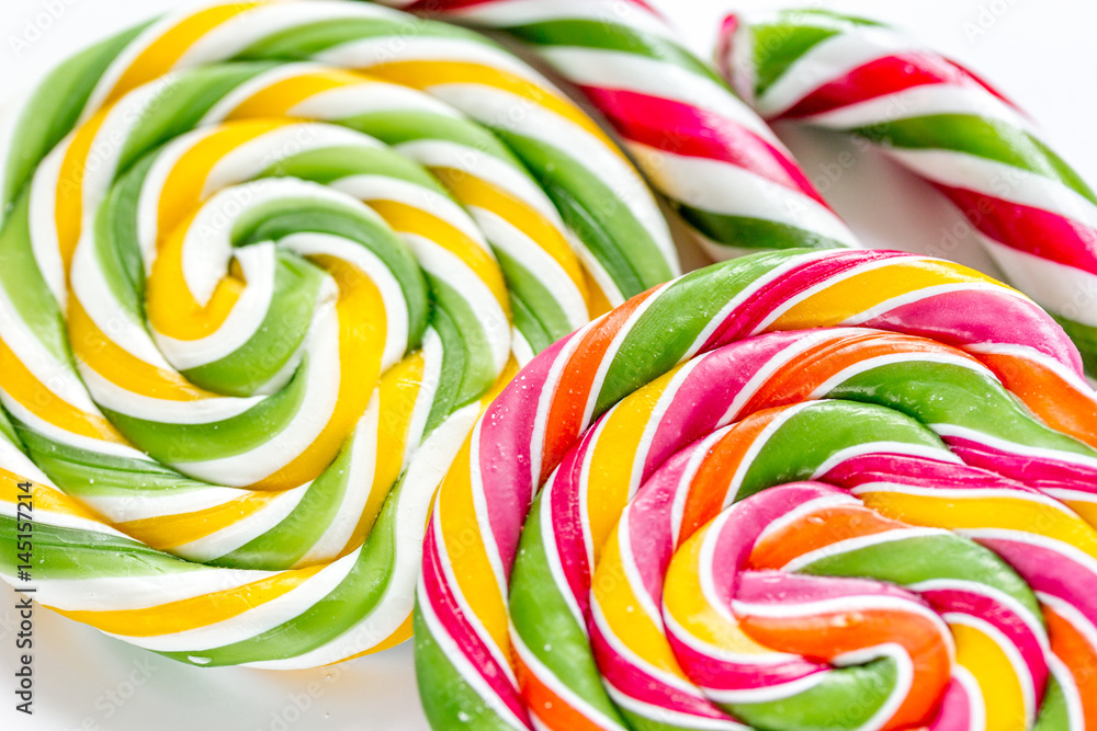 抽象纹理背景图案上的彩色糖果