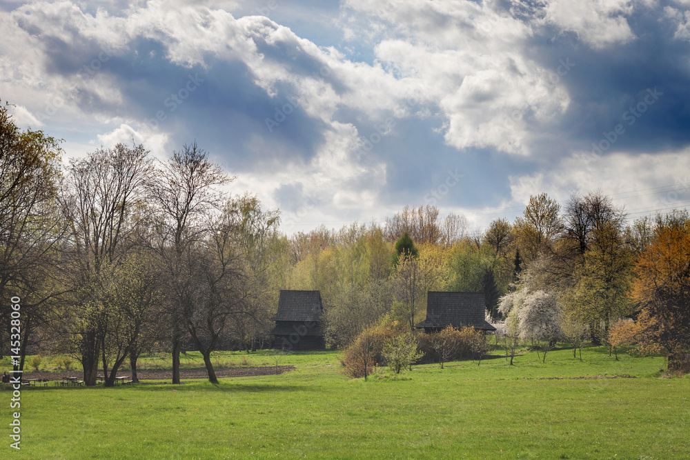 早春时节，欧洲的庭院和有老木屋的田野