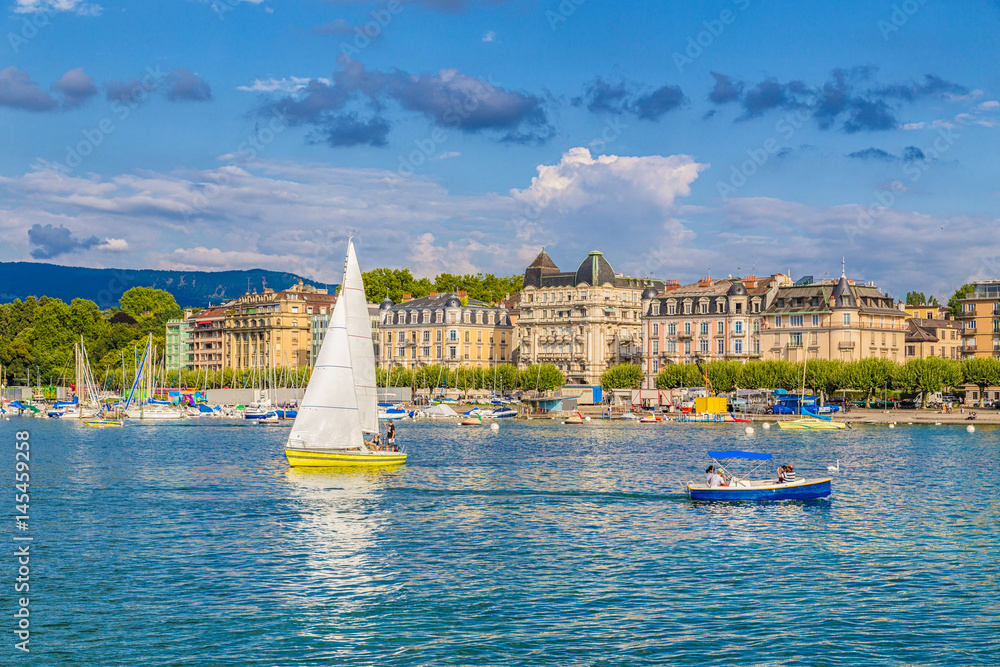 瑞士日内瓦历史悠久的市中心，夏季日内瓦湖上有船