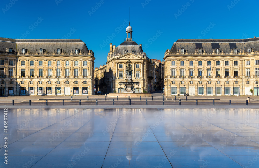 法国波尔多Bourse广场前著名的水镜喷泉