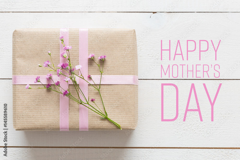 白色木桌，粉色花朵和礼物，母亲节概念