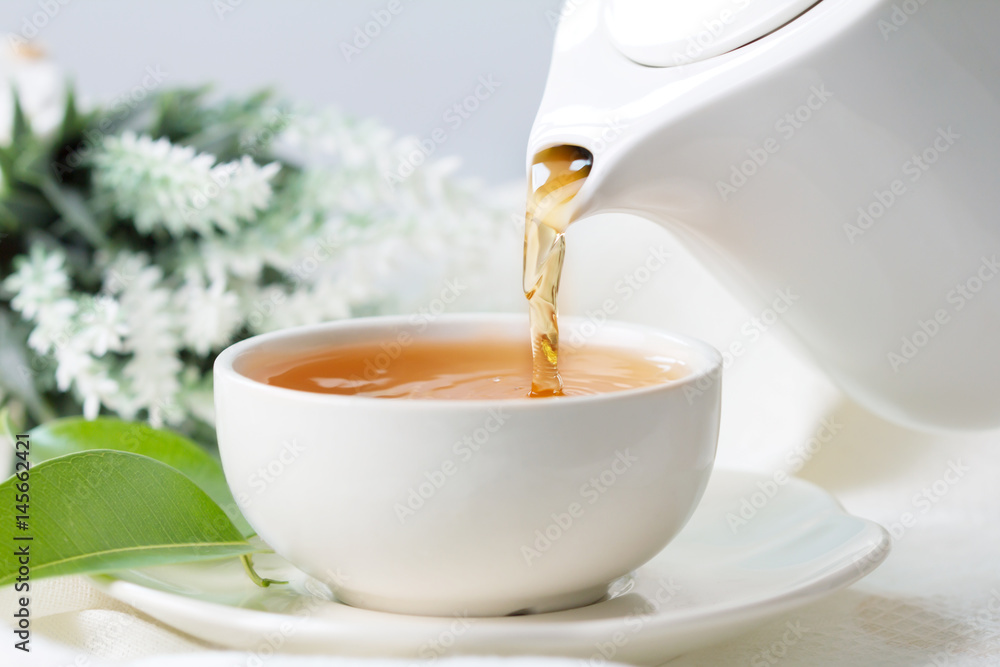 近距离用白茶杯倒热红茶，茶道时间概念