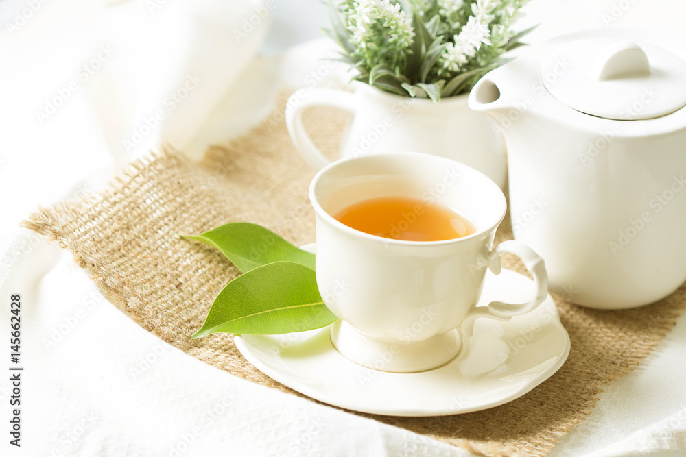 绿叶白杯有机茶，茶道时间概念