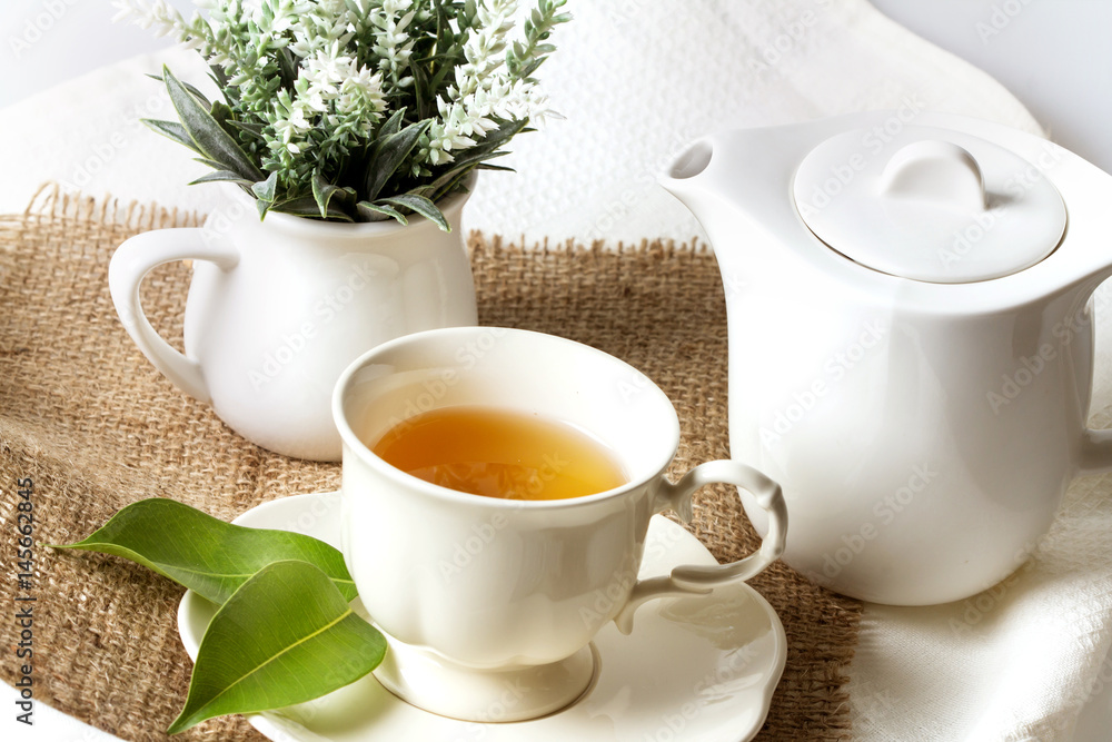 绿叶白杯有机茶，茶道时间概念