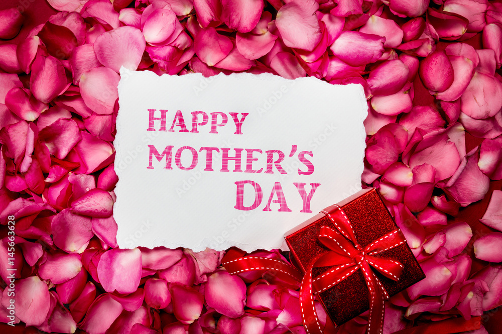 母亲节快乐纸质卡片，带有甜美的粉色玫瑰花瓣和红色礼盒，爱在母亲身上
