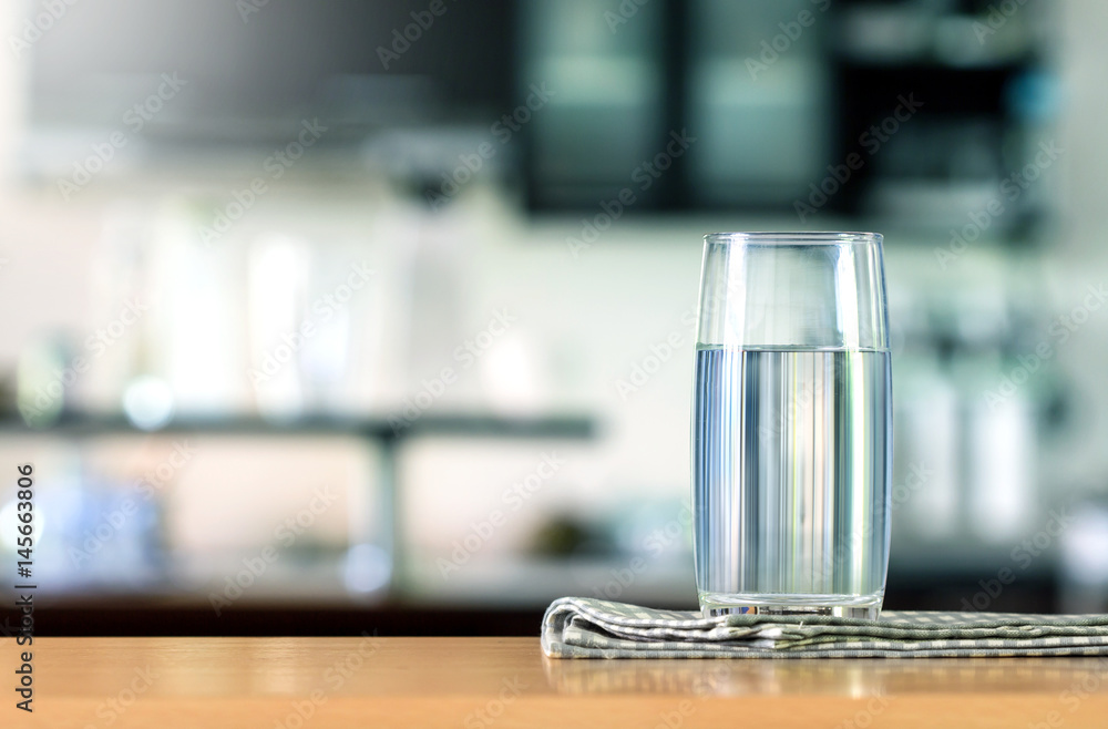 厨房吧台上的一杯纯净水